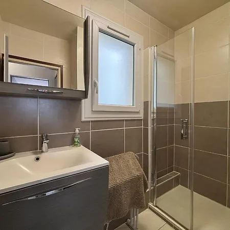 T3 Confortable Avec Balcon Et Vue Mer, - Fr-1-197-169